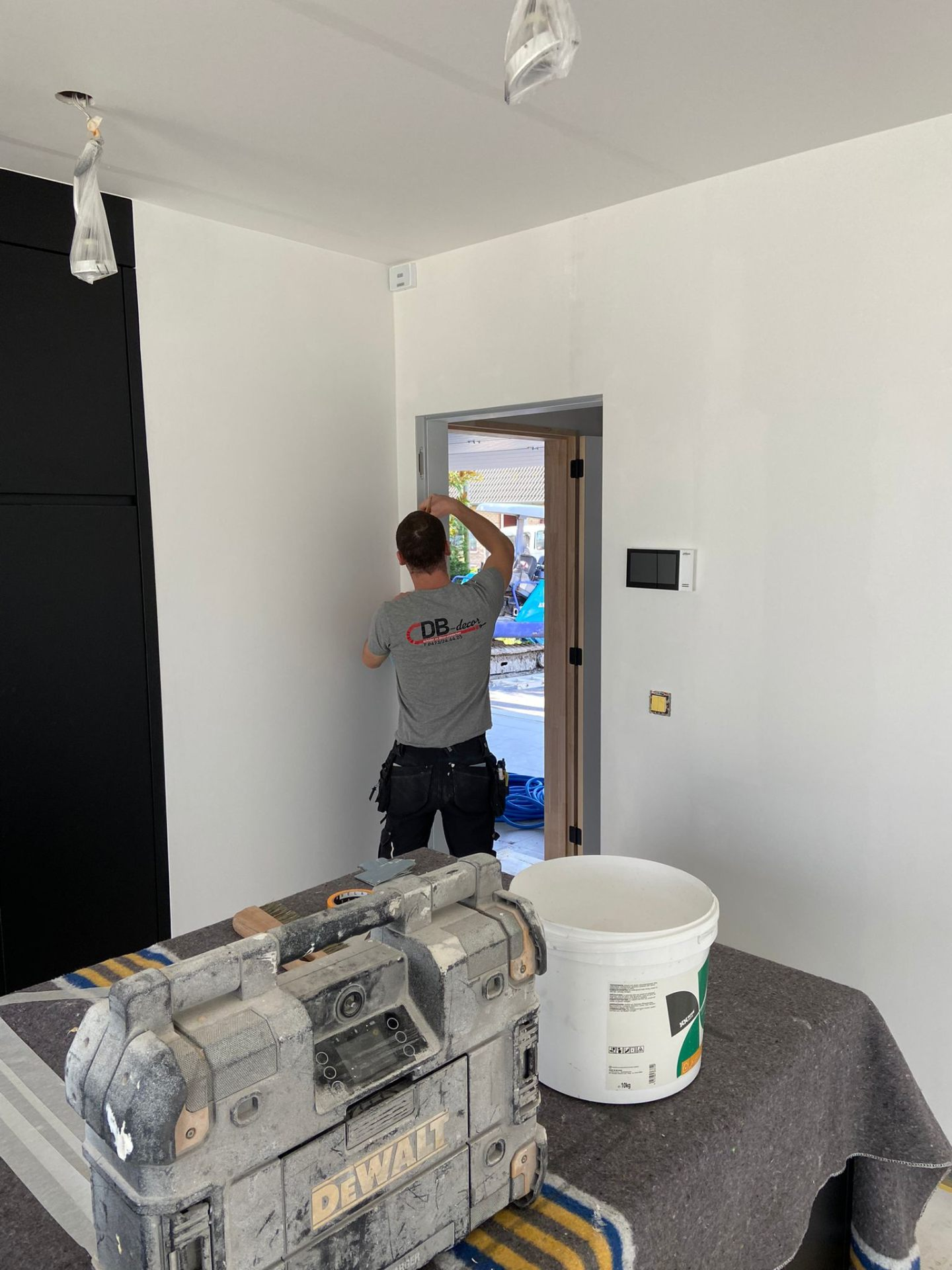 De vakman van CDB-Decor aan het werk